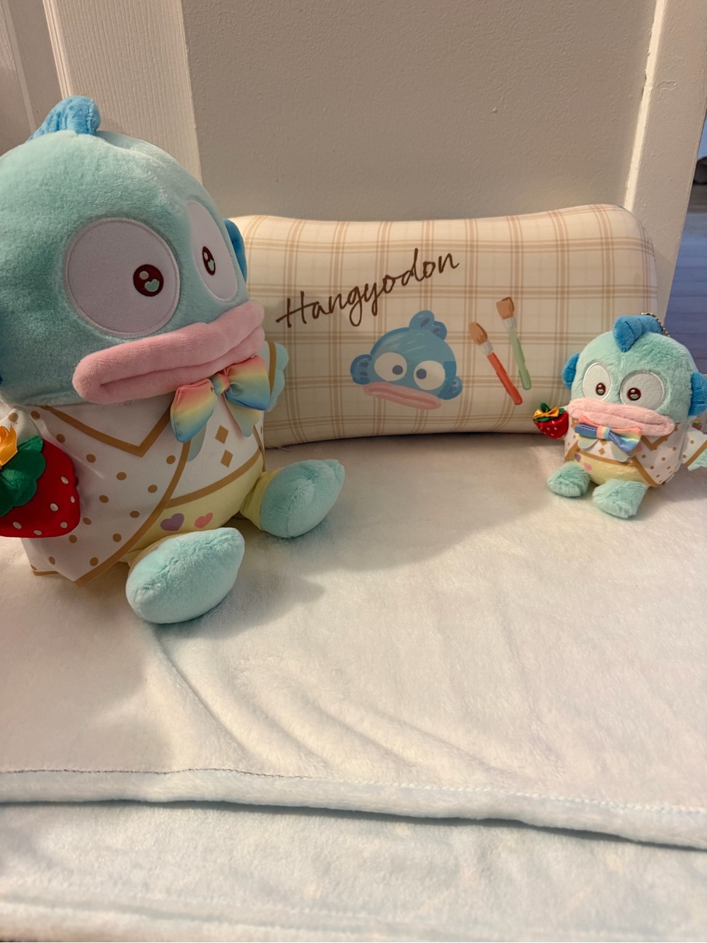 Hangy cooling lumbar pillow with a set of hangy plushies:))